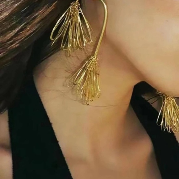 2/$30🌵 Gold Tone Wire Dangle Flower Petals Earrings Delicate Statement Boho NEW - Picture 5 of 11